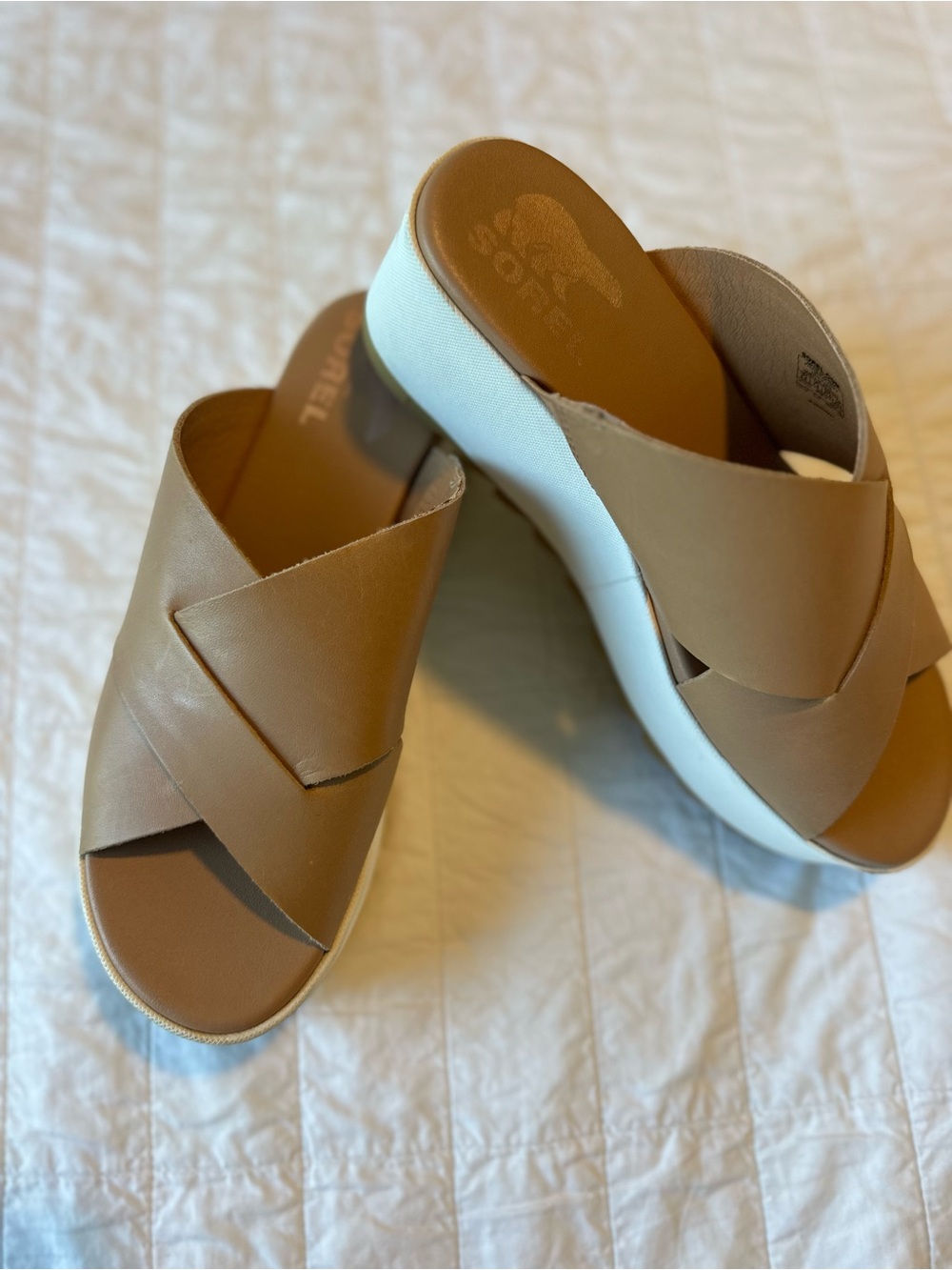 SOREL Viibe Crisscross Leather Platform Slide Sandals Tan Gum